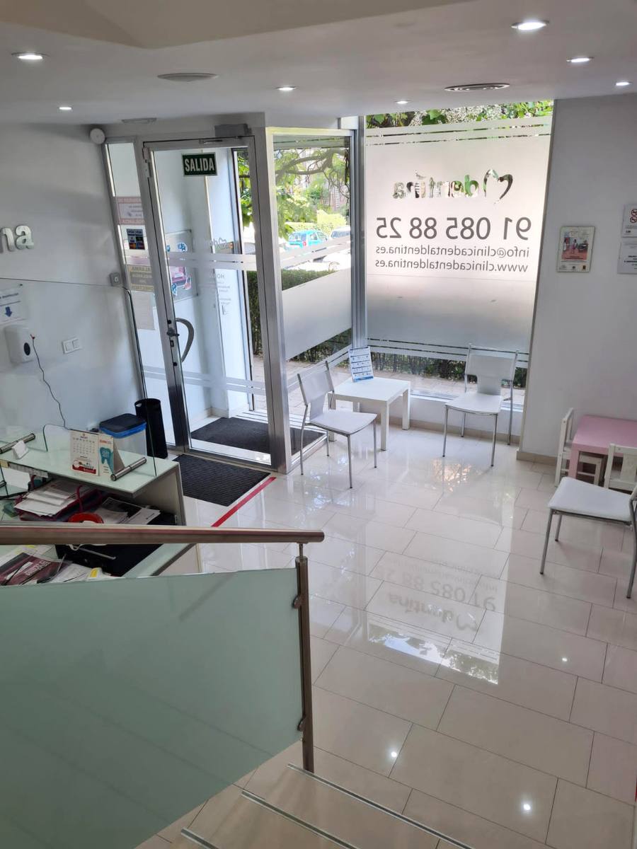 Entrada de la Clínica Dental Dentina en Aluche